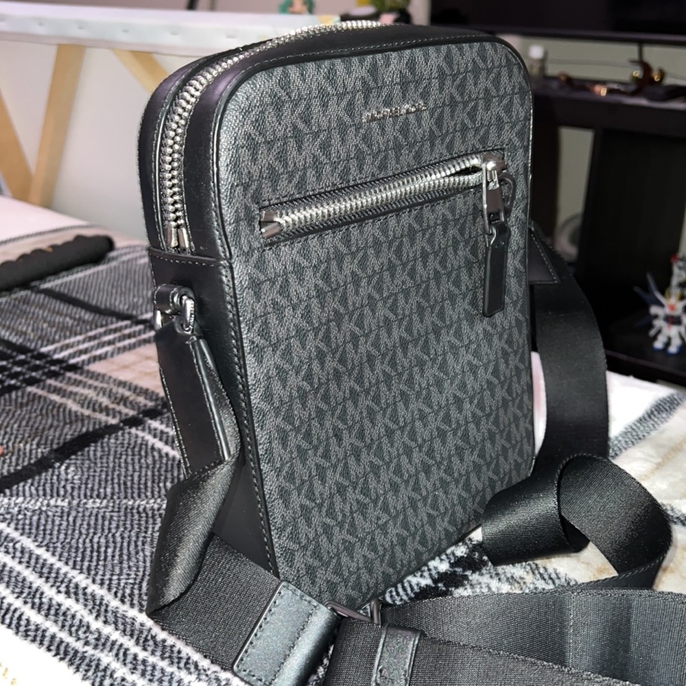 Micheal Kors Men Messenger Bag - Picture 2 of 4